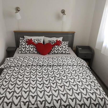 Happy Apartment Karlovac Esterno foto