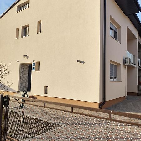 Happy Apartment Karlovac Esterno foto